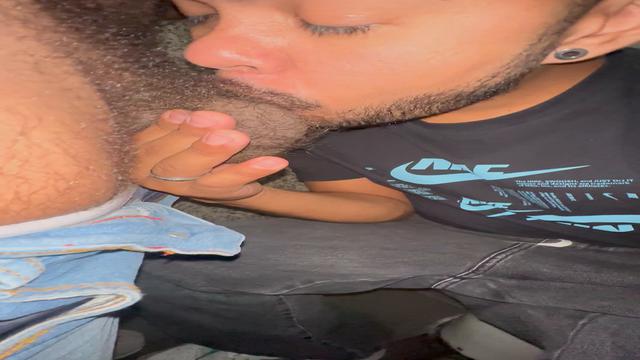 Tirando leite da pica grande do macho casado 