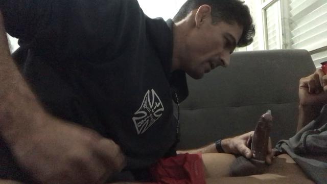 Brotheragem com parceiro novinho enquanto joga um game 