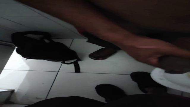 Putaria no banheirão mó pauzão esse mavambo tinha né...