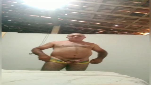 Casado maduro do sítio me chamando pra meter com ele no sítio não aguentou e me deu seu leitinho quentinho 