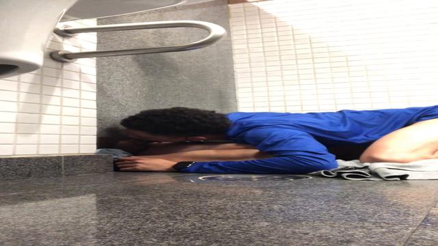 Chupando uma rola grossa da cabeça rosada e cheia de...