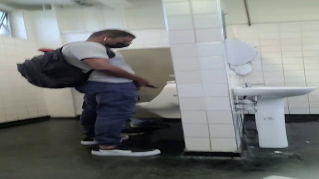 Mais uma parte do banheiro cheio 