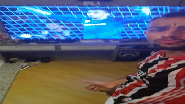 ASSISTINDO O JOGÃO COM TESÃO