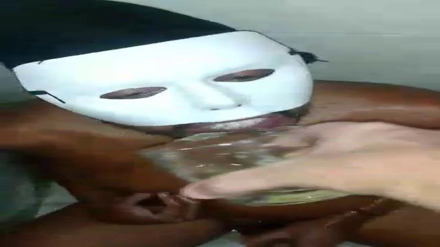 Dois machos mijando na vadia