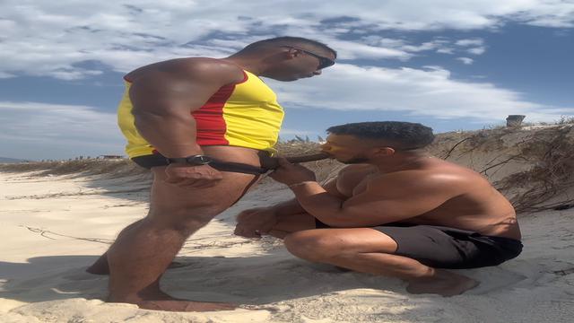 salva vidas dotado e gostoso me comeu na praia