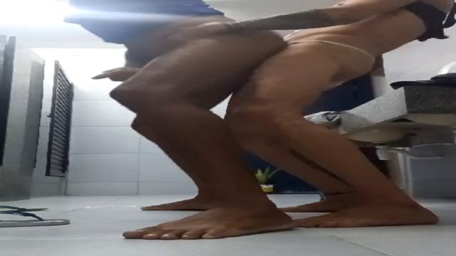 Comi o estudante de engenharia no banheiro da univer...
