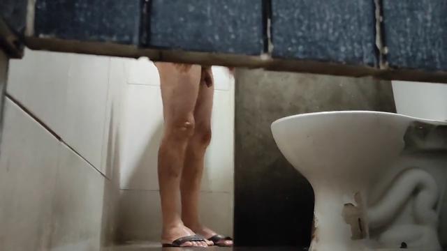 Caminhoneiro maduro roludo no banho