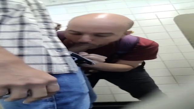 machos gostosos aprontando no  banheiro