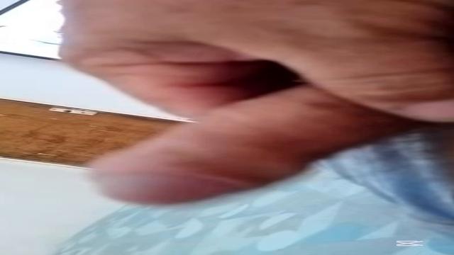 Que delícia de macho gorrinho dando creme bem grosso...