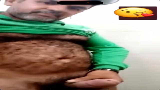 42 anos esse jardineiro inédito PARECE TEE UNS 50 an...