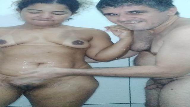 tomando banho com marido