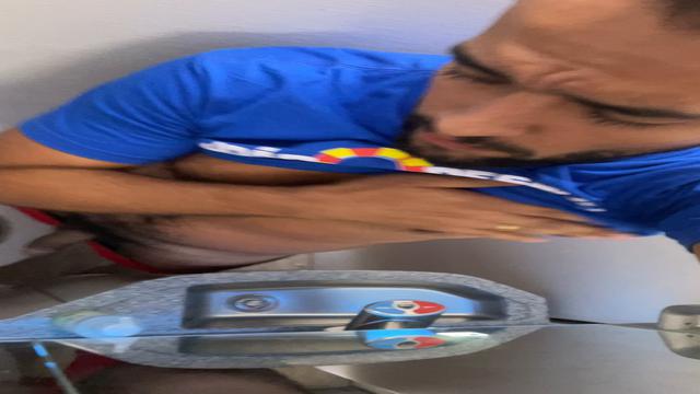 HORAS DE VOO BATE AQUELE TESÃO, FOI NO BANHEIRO E JO...