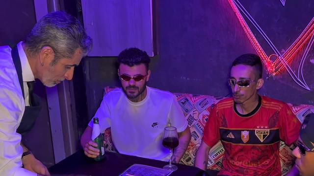 Garçom teve que dar para os três Clientes