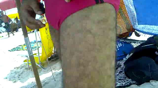 RARO - Macho experimentando sunga na praia 02