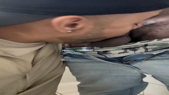 Mamando a pica do negão casado no banheiro do termin...