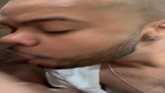 Levando leitada no chuveiro do tiete