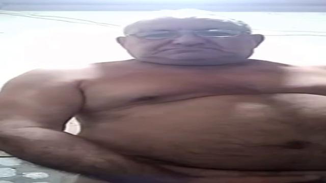 Quem aí gosta de um aposentado parrudo ? Barrigudo ....