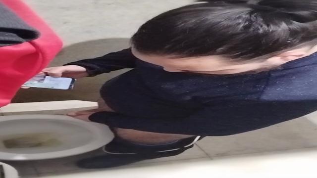 Punheta no banheiro do shopping (com gozada)