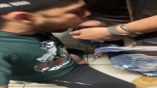 BANHEIRÃO - PEGOU FOGO COM MUITOS MACHOS -VIDEO -1