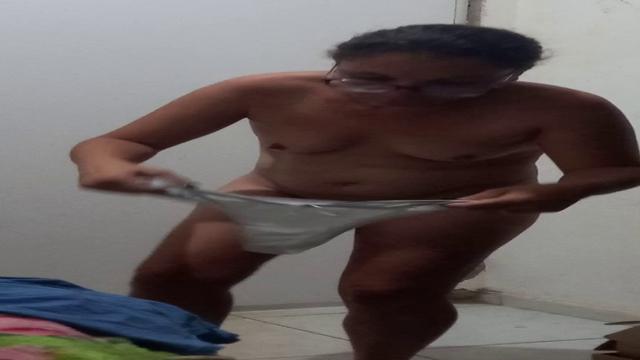 Ela vestiu roupa e eu mostei meu pau