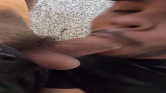 Caindo de boca na rola grossa 