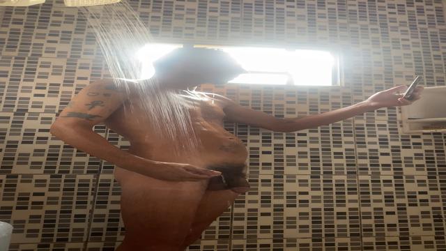 Tomando um banho pra fuder com a esposa. 