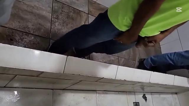 Compilaçao de vários machos pauzudos mijando