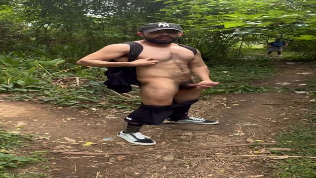 Punhetando e gozando gostoso no meio do parque 