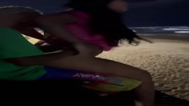 VAZOU corno gravou sua namorada sentando no amigo na...