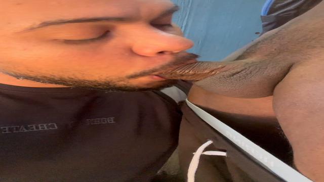 Caindo de boca na rola do novinho na ciclovia