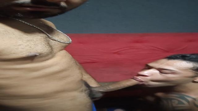 Sendo mamado pelo dotadão 