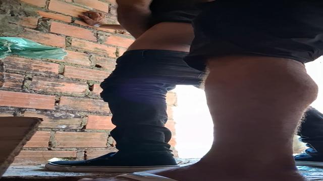 Dando pro ze droguinha no terreno abandonado