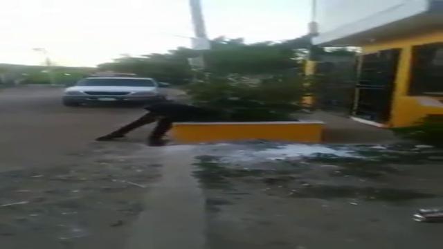 Bebado chupando o morador de rua ( a drunk guy sucki...