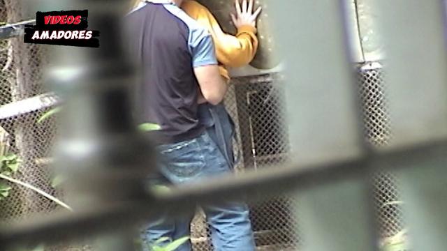 Eu e meus amigos flagramos loira transando em público