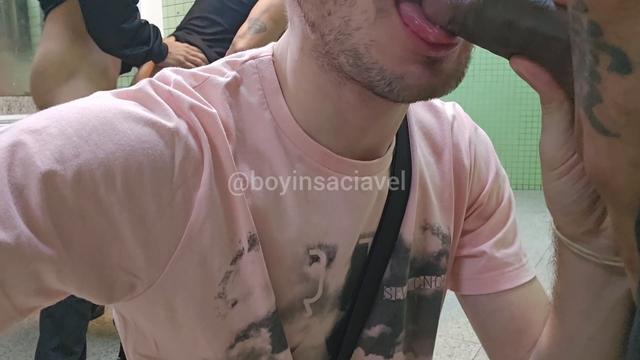 309 - Suruba no banheirão