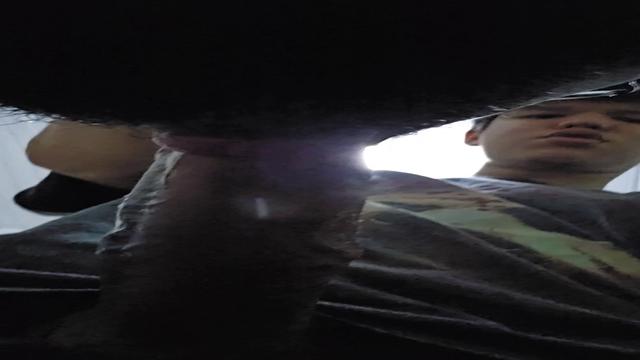 Botei o mlk pra cair de boca na minha rola no banhei...