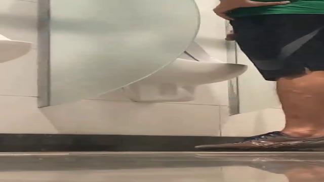 Safado querendo uma mamada no banheiro 