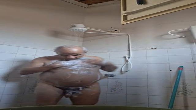 Mais um banho inédito com esse pirocudo vídeo sem co...