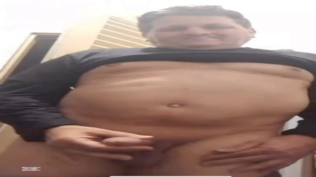 Maduro cinquentão segurança mostrando na hora do ser...