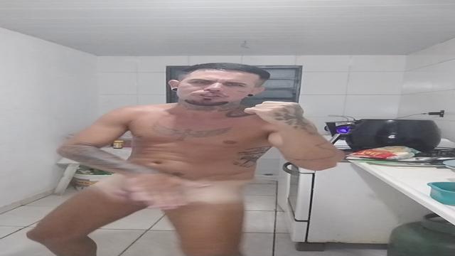 Peladão em casa e fazendo janta tenho muito tesão 