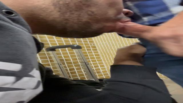 Mamando pica grossa no banheirao do Tietê 