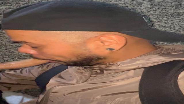 Mamando a pica do novinho no banheiro do mercado 