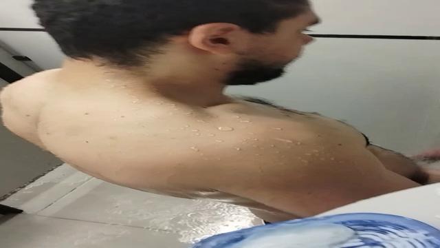 Punheta durante o banho na academia (parte 02)