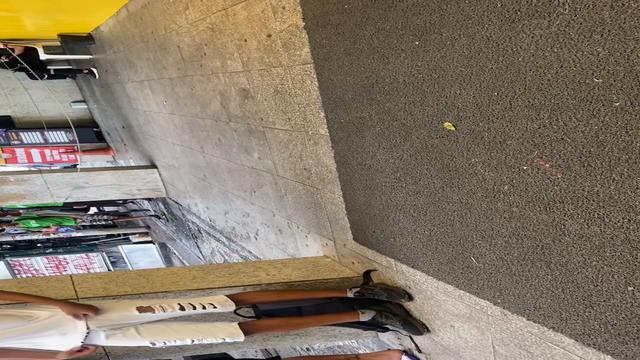 Novinho com o pau estralando de duro no centro 