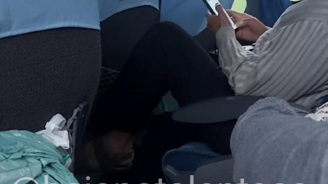  COROAS MIJANDO NO BANHEIRO 