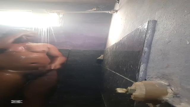 Com áudio negão inédito e gostoso gozando no banho falando putaria 