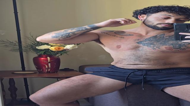 Um gostoso passando por aqui pra dar boa noite!! 