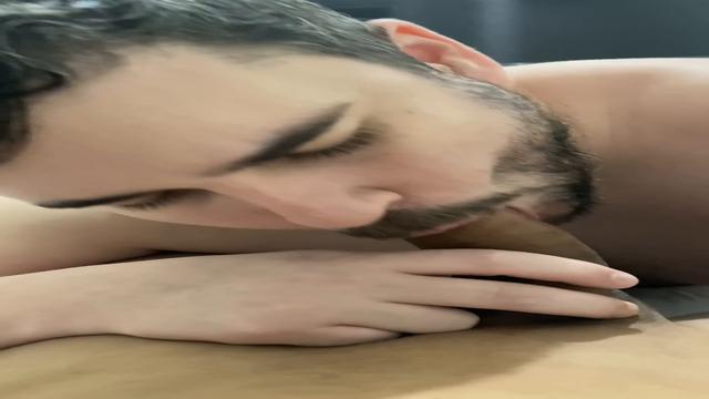 Dando gostoso prum novinho 