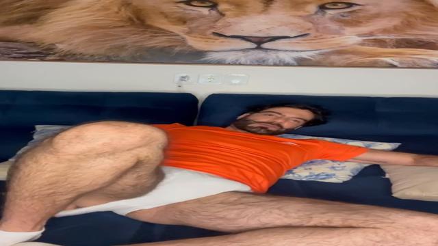 Chegando em casa agora, deita aki comigo?