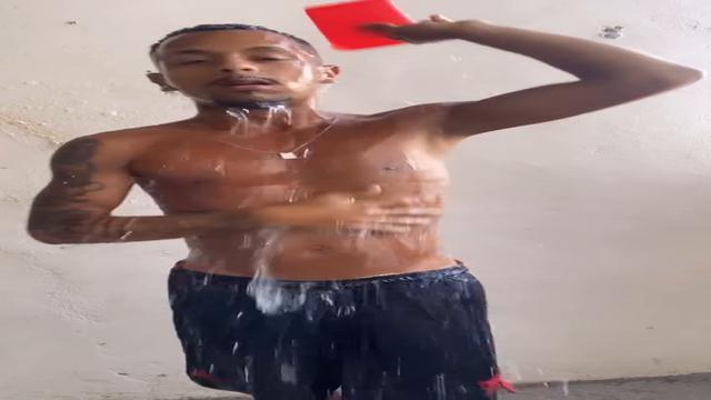 Banho na lage sem cueca de cria 